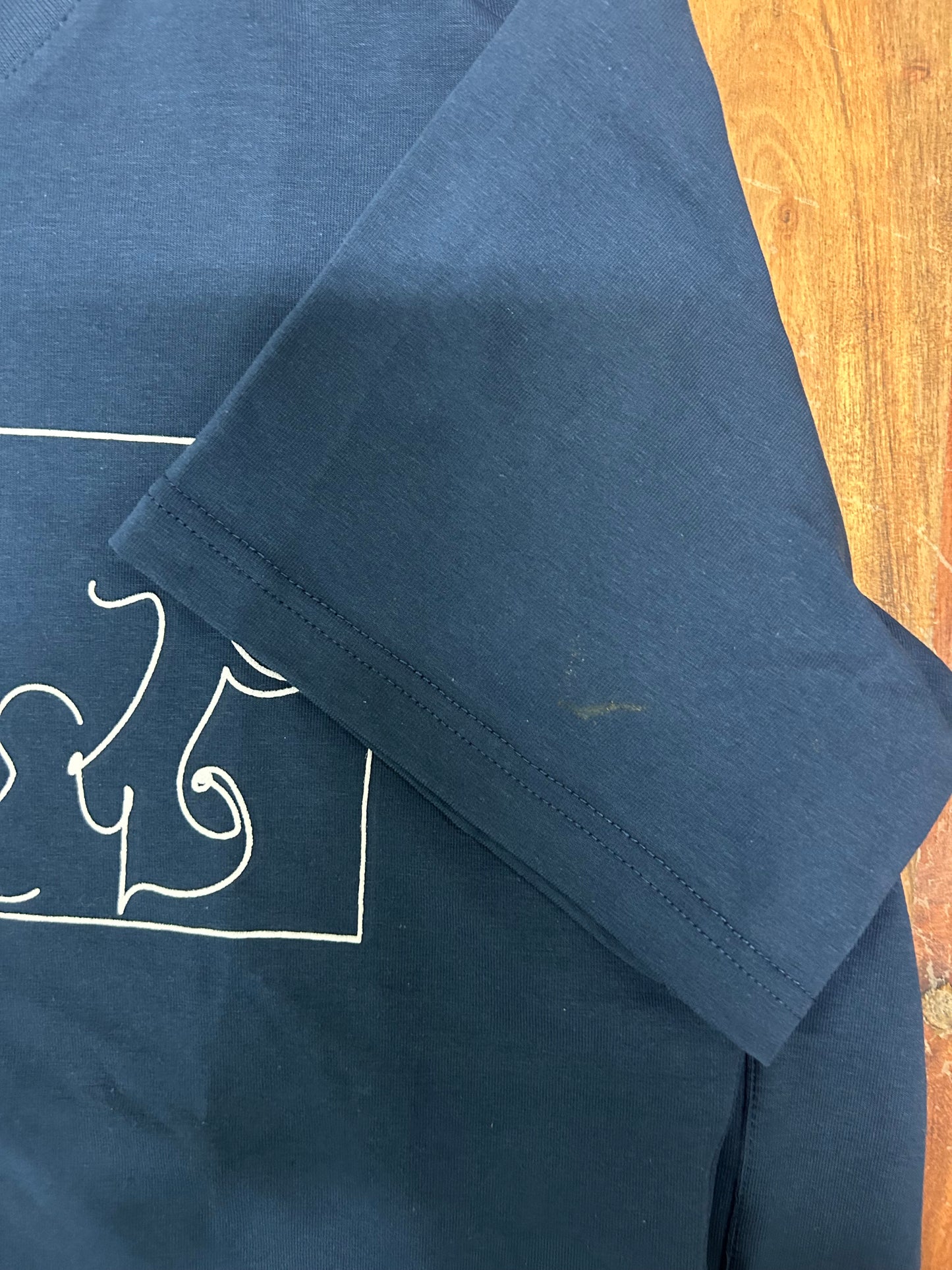 Camiseta Silueteta con mancha en la manga