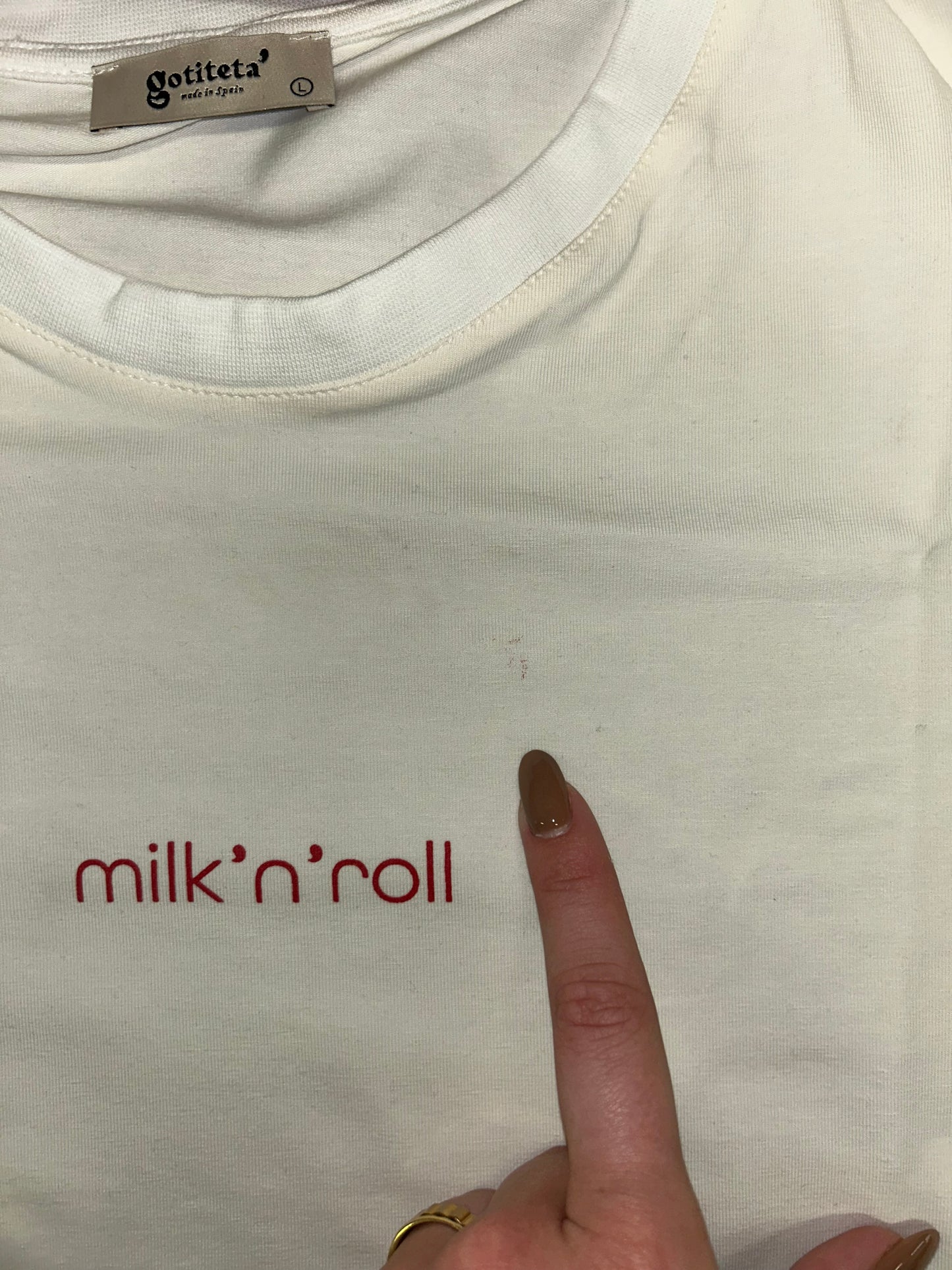 Camiseta Milk'n'roll , Talla L con una pequeña mancha roja en el pecho