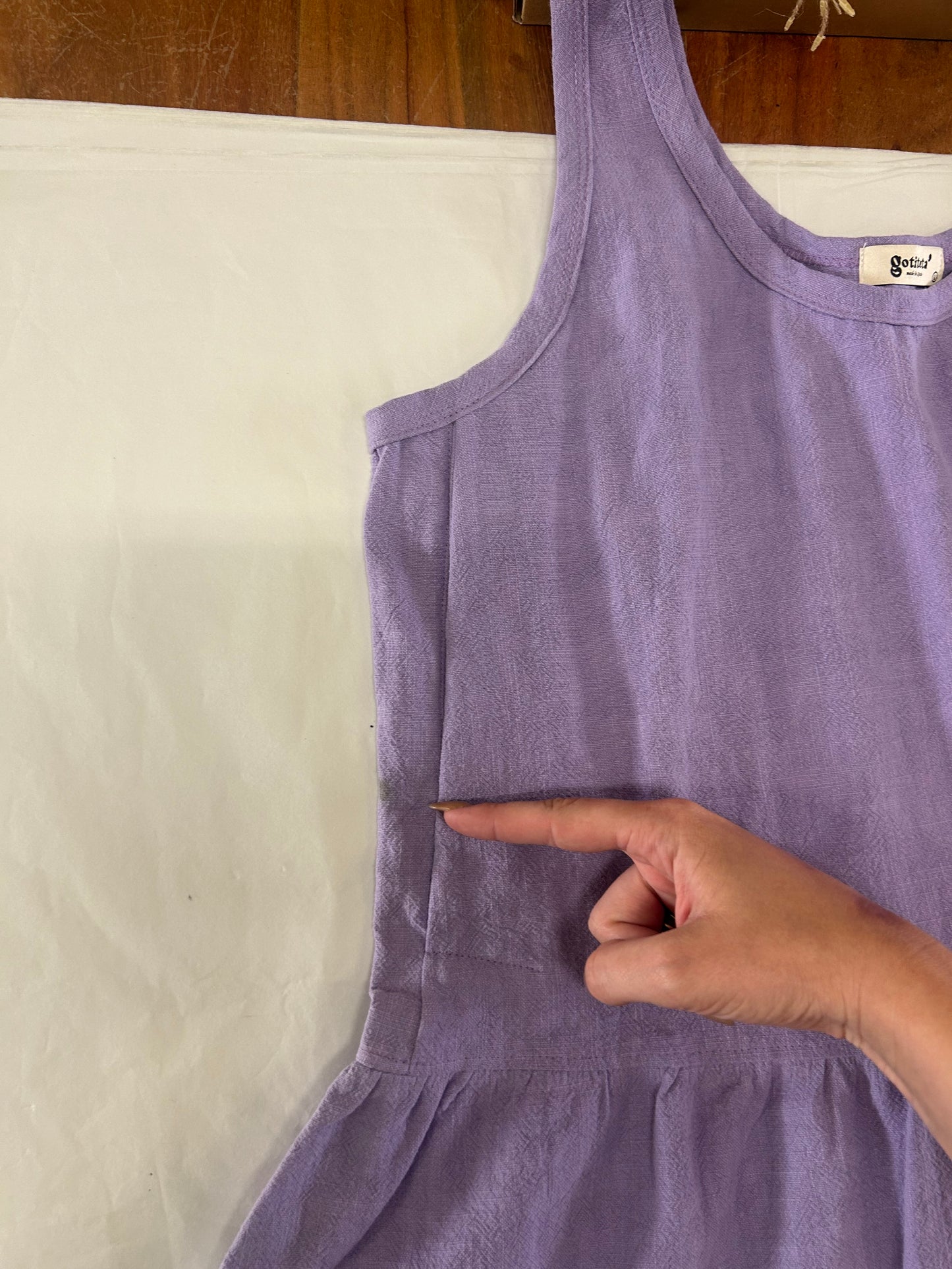 Vestido de lactancia Lila con una mancha al lado de la apertura lateral