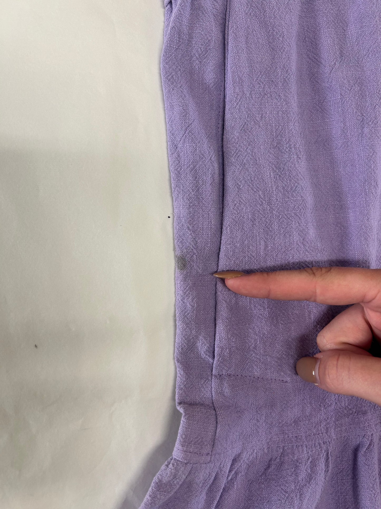 Vestido de lactancia Lila con una mancha al lado de la apertura lateral