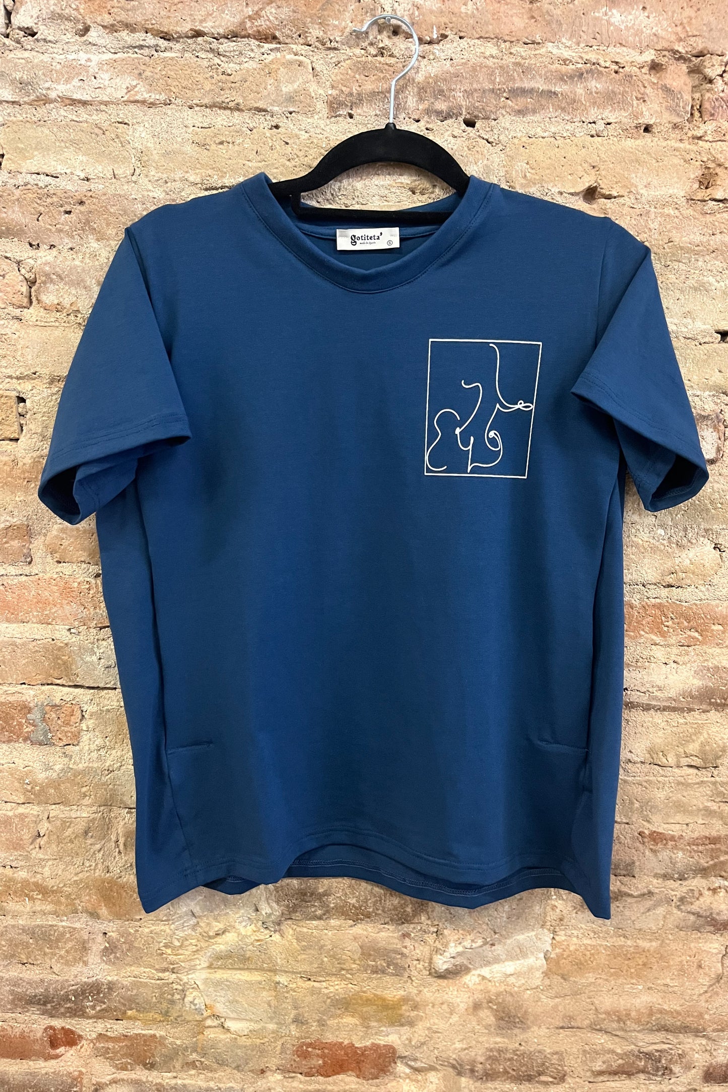 Teeshirt d’allaitement “Silueteta” bleu marine à ouvertures aimantées 