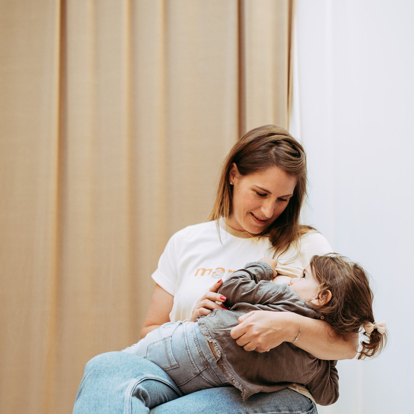 Camiseta Mamá Amar (Mamar) talla L con pequeño agujero (cosido)