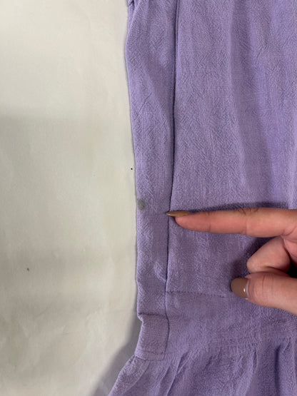 Vestido de lactancia Lila con una mancha al lado de la apertura lateral